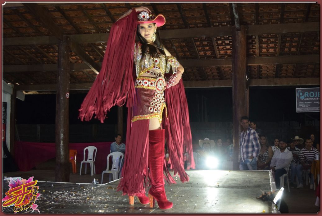 DESFILE DA RAINHA DA EXPOVALE 2019